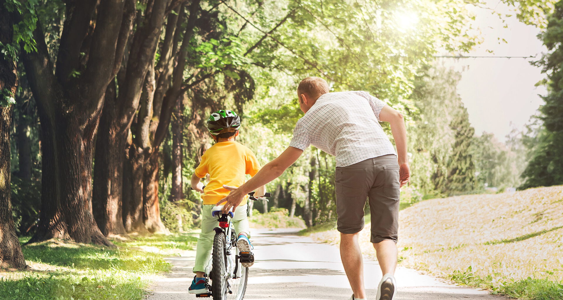 Vater lehrt seinem Kind das Fahrradfahren